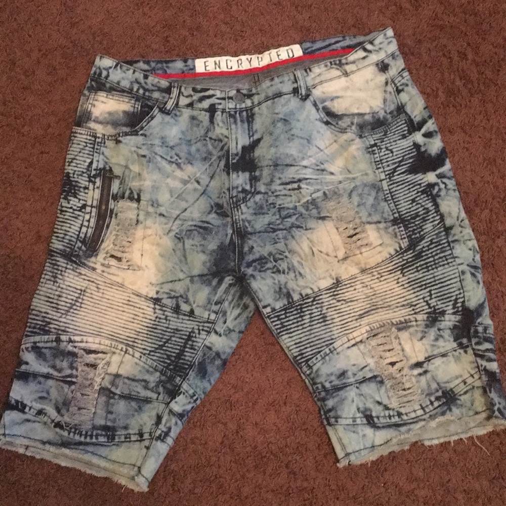 Encrypted bleached blue shorts
